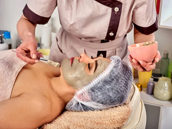 Máscara de colagénio. Tratamento facial da pele. Mulher a receber procedimento cosmético . — Fotografia de Stock