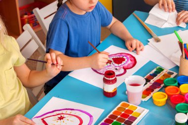 Küçük öğrenciler çocuk Sanat Okulu sınıfta boyama.