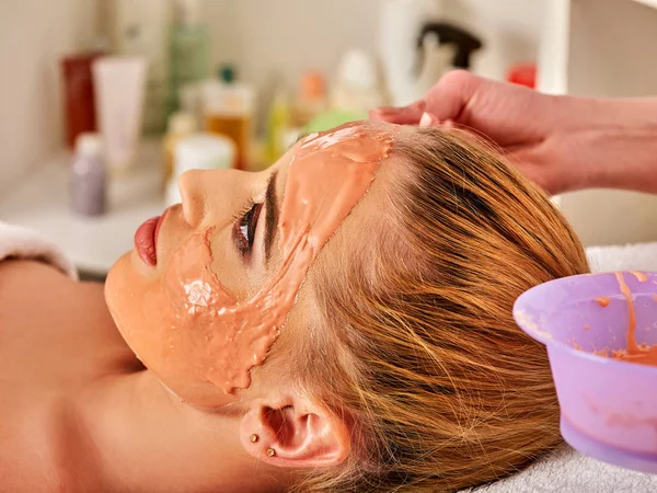 Mascarilla de colágeno. Tratamiento facial de la piel. Mujer recibiendo procedimiento cosmético . — Foto de Stock