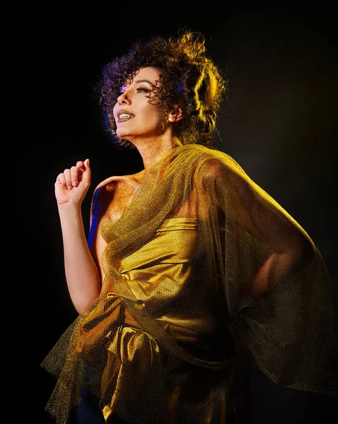 Cosmetici in polvere dorati sulle spalle nude della donna con decorativo — Foto Stock