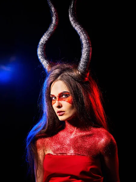 Cehennem içinde Şeytan kadın agresif çığlık çılgın. Cadı reenkarnasyon yaratık. — Stok fotoğraf
