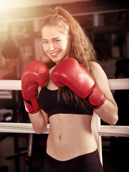 Esporte menina boxe vestindo luvas vermelhas luz solar posando câmera frontal  . — Fotografia de Stock
