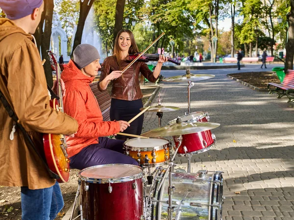 Festival muziekband. Vrienden spelen op slaginstrumenten stadspark. — Stockfoto