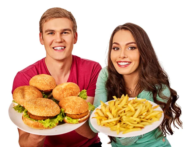 Mann und Mädchen bieten Tablett mit Hamburgern und Pommes an. — Stockfoto