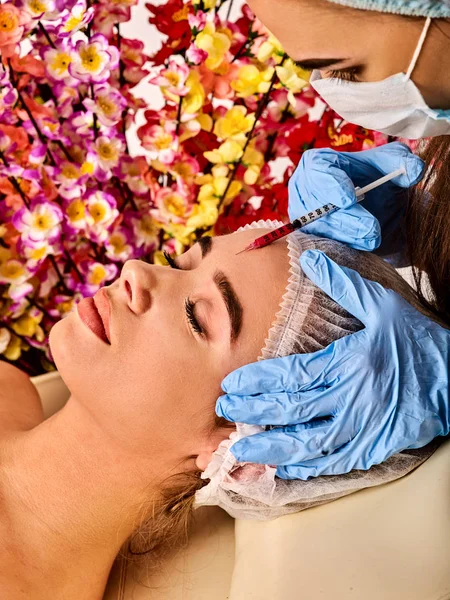 Dermální výplně ženy ve spa salonu s kosmetičkou. — Stock fotografie