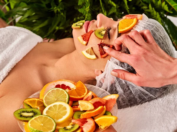 Facial mask from fresh fruits for woman. Beautician apply pulp. — Stock Photo, Image