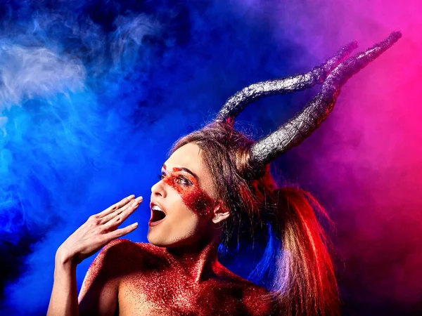 Donna pazza satana sul rituale magico nero dell'inferno . — Foto Stock