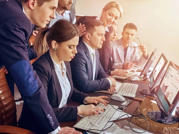 Les gens d'affaires la vie de bureau des gens d'équipe travaillant avec l'ordinateur  . — Photo