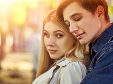 Bahar çift yürüyüş parkı. Yaz arkadaş açık yürüyüş.