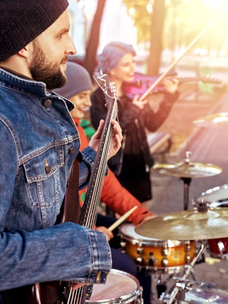 Festival music band. Friends playing on percussion instruments city park. — Stock Photo, Image