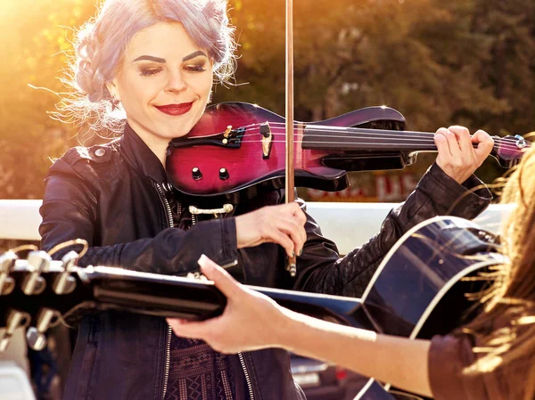 Música sobre violín de mujer actuando en parque al aire libre . — Foto de Stock