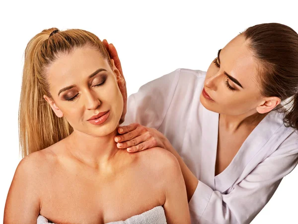 Massaggio alla spalla e al collo per donna nel salone spa . — Foto Stock