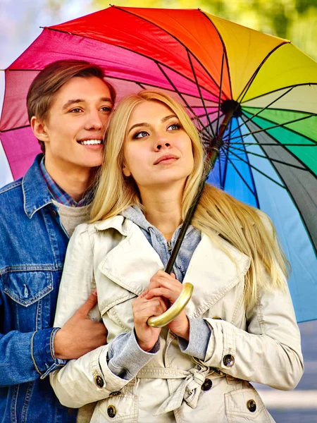 Coppia amorevole in un appuntamento sotto l'ombrello . — Foto Stock