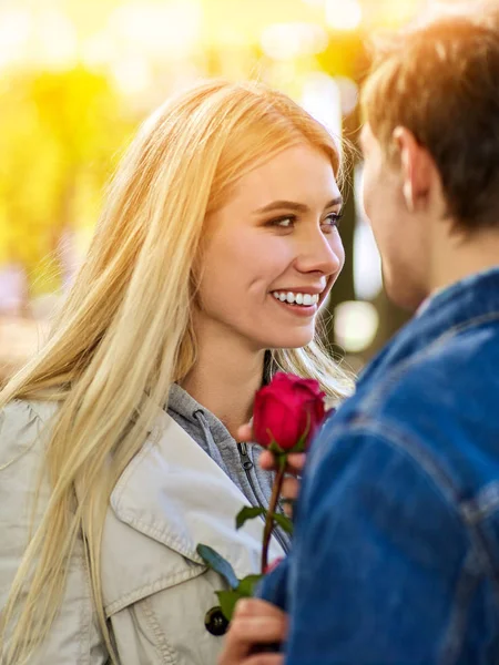 Pareja de primavera caminando parque. Amigos de otoño caminan bajo el paraguas de lluvia . — Foto de Stock