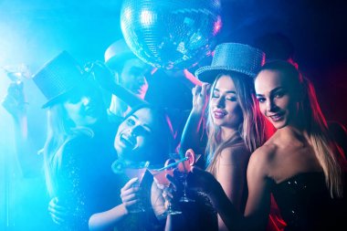 Parti grup müzikle dans edenler dans ve disko topu.
