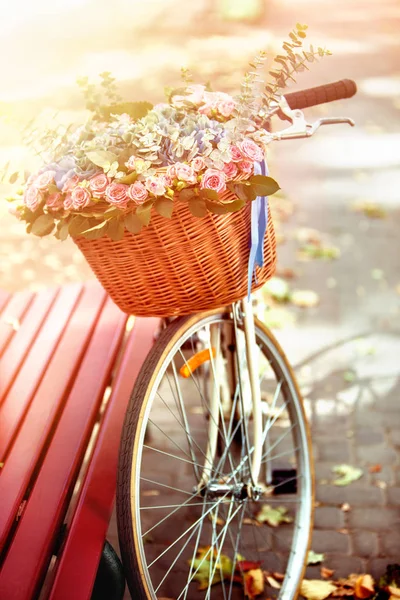 Rower z koszem kwiatów wiosna w parku. — Zdjęcie stockowe