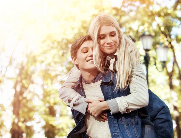 Pareja de primavera caminando parque. amigos de verano caminar al aire libre . —  Fotos de Stock