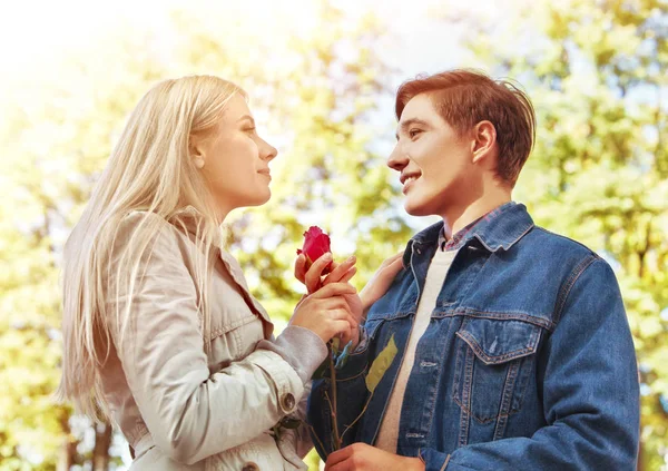 Lente paar wandelen en zoenen zomer park. — Stockfoto