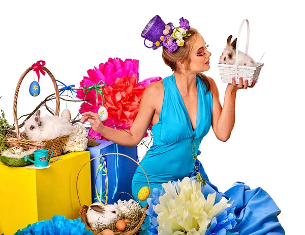 Kobieta w wielkanocnym stylu gospodarstwa królik i kwiaty w koszyku. — Zdjęcie stockowe