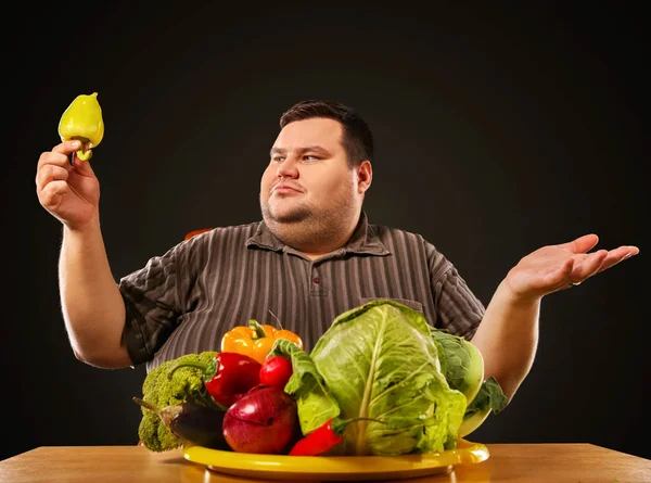 Régime alimentaire gros homme mangeant des aliments sains. Petit déjeuner sain avec légumes . — Photo