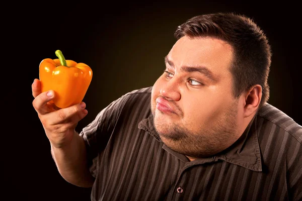 Dieta homem gordo comer comida saudável. Café da manhã saudável com legumes . — Fotografia de Stock