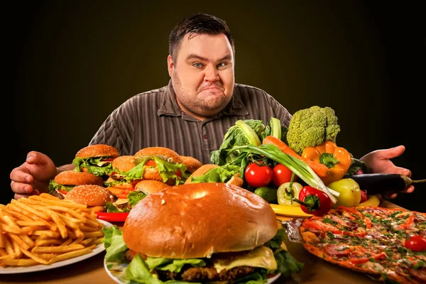 El hombre gordo de la dieta toma la opción entre la comida sana y no saludable . —  Fotos de Stock