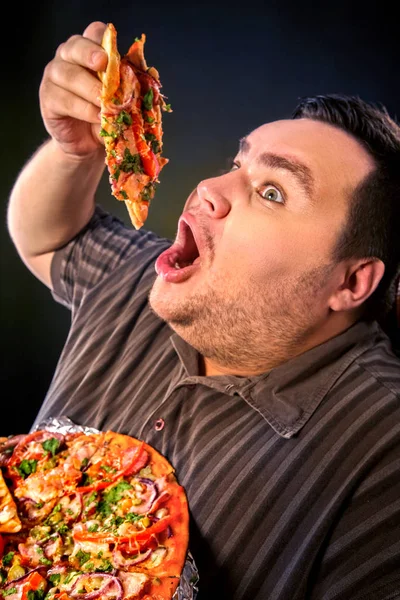 Hombre gordo comiendo pizza de comida rápida. Desayuno para personas con sobrepeso . —  Fotos de Stock