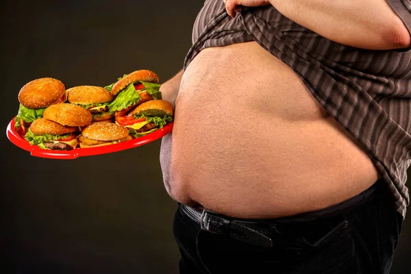 Homme graisse du ventre avec hamberger fast food pour personne en surpoids . — Photo