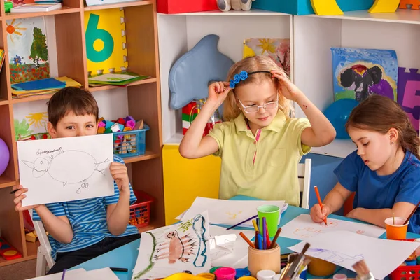 Estudantes pequenos menina e menino pintura na aula de arte escola . — Fotografia de Stock