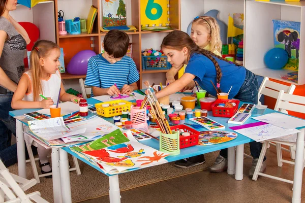 Estudantes pequenos menina e menino pintura na aula de arte escola . — Fotografia de Stock