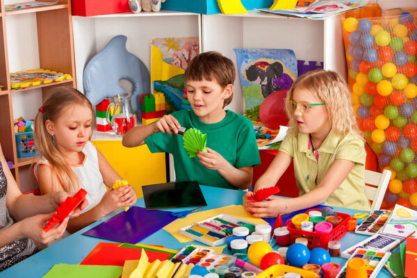 Школьники с ножницами в руках детей
.