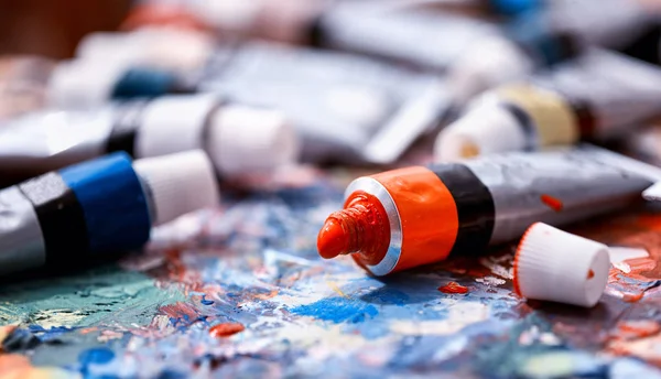 Autentické barvy štětce zátiší na stole v umělecké škole třída. — Stock fotografie