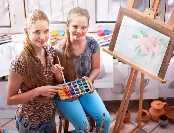 Künstler malen auf Staffelei im Atelier. authentische Kindermalerei . — Stockfoto