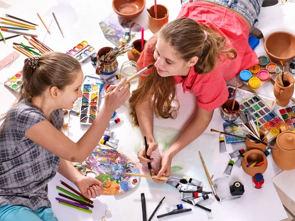 Artista autêntico crianças menina pinturas no chão. Vista superior . — Fotografia de Stock