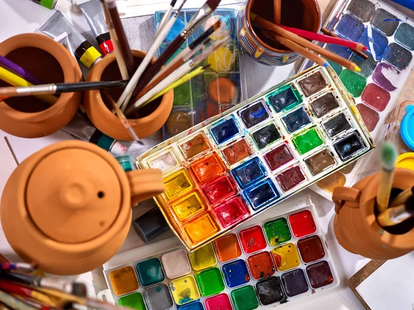 Pinceles auténticos bodegón en la mesa en la escuela de arte . —  Fotos de Stock