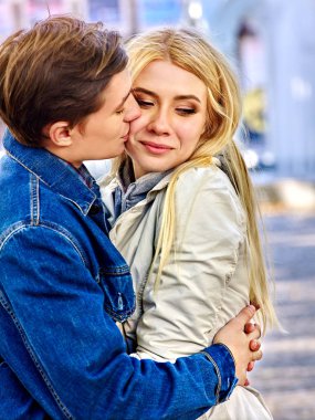 Bahar çift yürüyüş parkı. Yaz arkadaş açık yürüyüş.