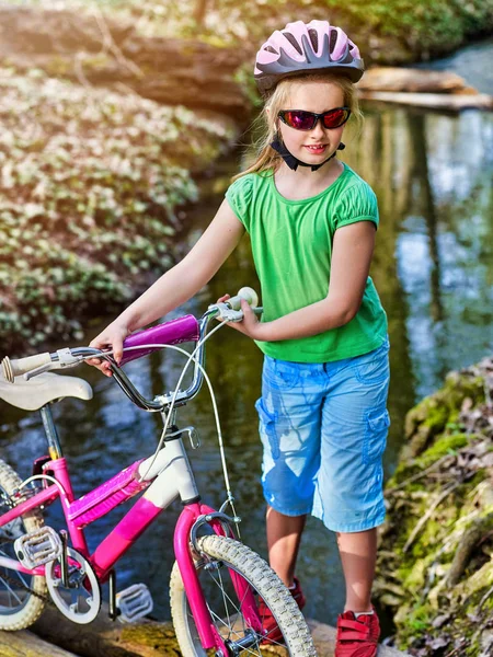 Cykel barn med damer cyklar i sommar park. — Stockfoto