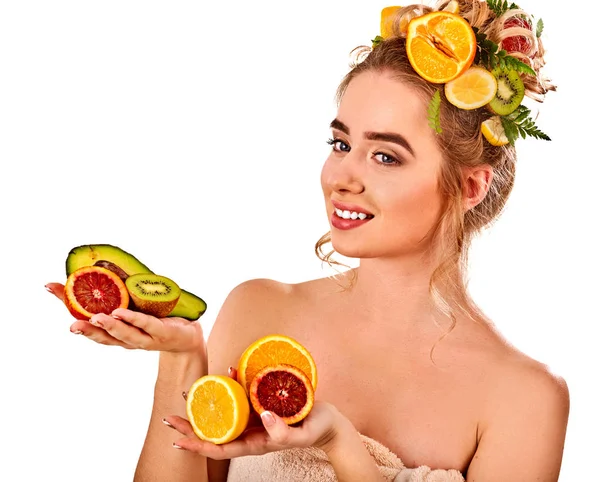 Mascarilla para el cabello de frutas frescas en la cabeza de mujer. Chica con cara hermosa . — Foto de Stock