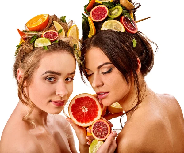 Mujeres cabello y mascarilla facial y cuidado corporal de frutas . — Foto de Stock