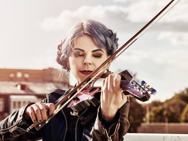 Kadın müzik keman park açık gerçekleştirin. Caz performans kız.