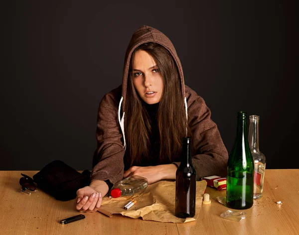 Woman alcoholism is social problem. Female drinking cause poor health. — Stock Photo, Image