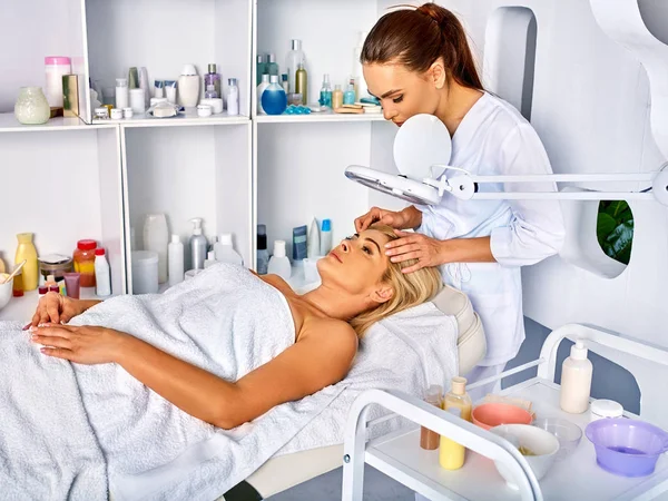 Augenbrauenbehandlung von Frauen mittleren Alters im Wellness-Salon. — Stockfoto