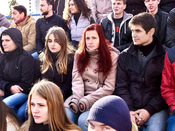 Juichende fans in het stadion mensen juichen uw favoriete team. — Stockfoto