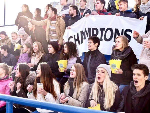 Jublande fans i stadium innehav champion banner. — Stockfoto