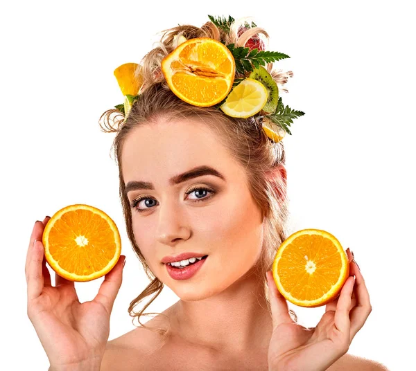 Mascarilla para el cabello de frutas frescas en la cabeza de mujer. Chica con cara hermosa . — Foto de Stock