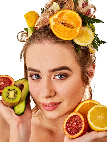 Маска из свежих фруктов на голове женщины. Девушка с красивым лицом . — стоковое фото