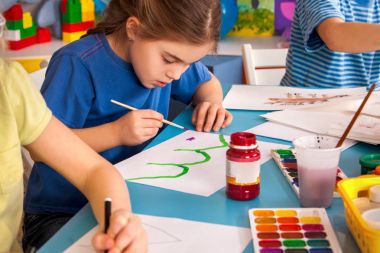 Küçük öğrenciler çocuk Sanat Okulu sınıfta boyama.