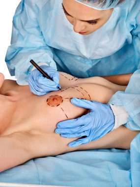 Doktor noktalı çizgi üzerinde kadın meme yapıyor. .