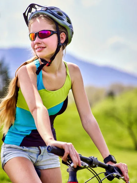 여자 여름 공원에서 자전거 여행. — 스톡 사진
