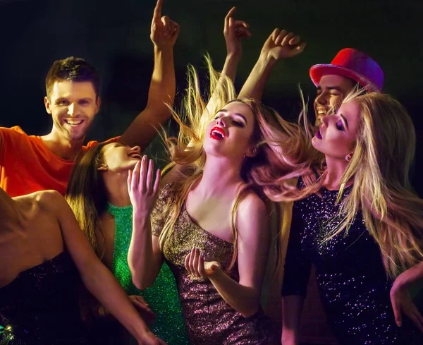 Partij met groep mensen dansen dansen en disco bal. — Stockfoto